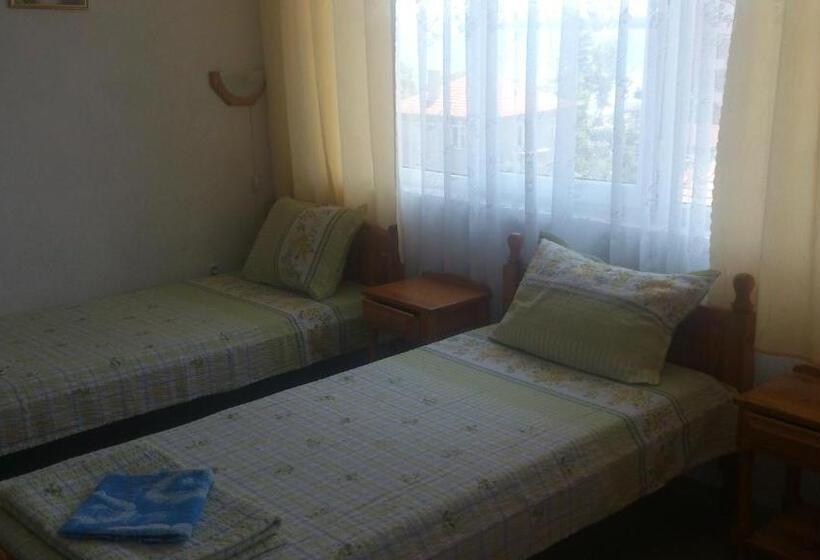 Четырехместный Номер Стандарт с Балконом, Svetla Guest House