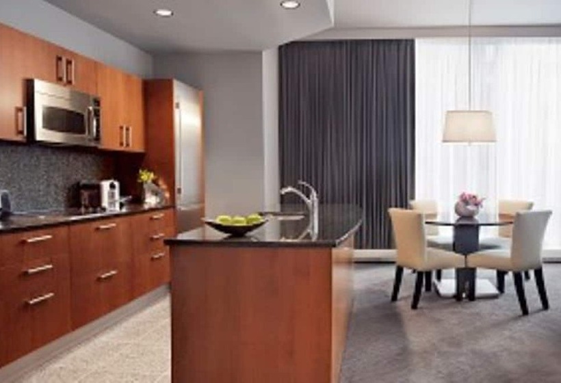 Deluxe Suite, Trump International Hotel & Tower Chicago
