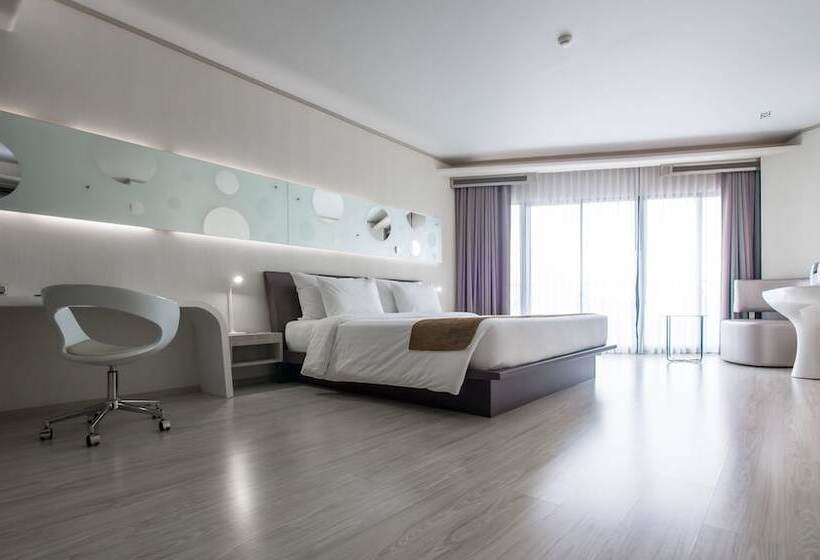 디럭스 룸, Pattaya Discovery Beach Hotel   Sha Extra Plus