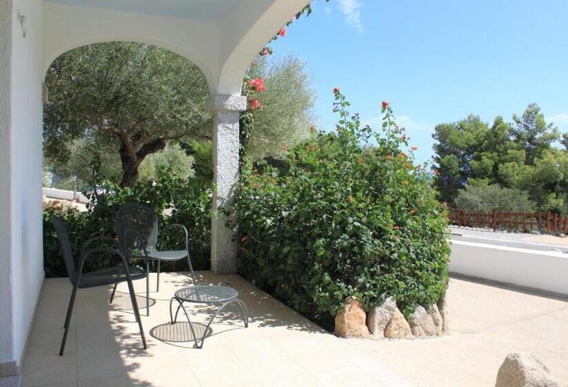 اتاق استاندارد سه نفره, Resort Nuraghe Arvu