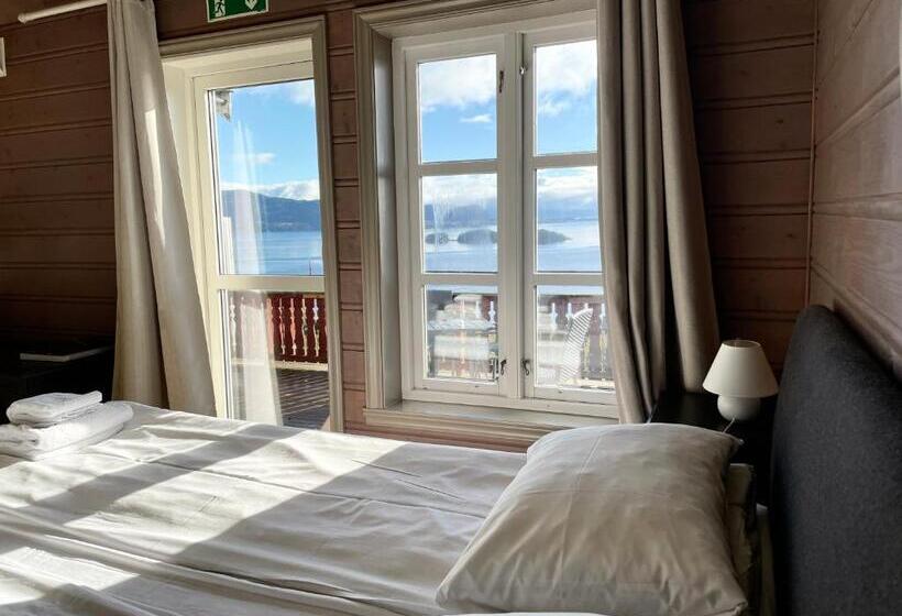 Номер Deluxe Вид на Море с Балконом, Bjørnafjorden Hotell