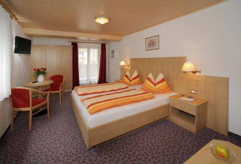 اتاق استاندارد چهارنفره با بالکن, Alpshotel Bergland