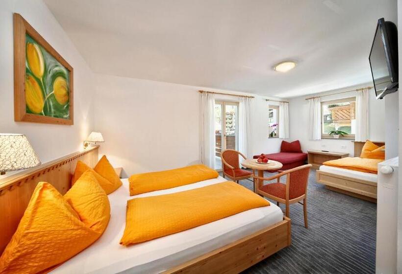 اتاق استاندارد سه تخته با بالکن, Alpshotel Bergland