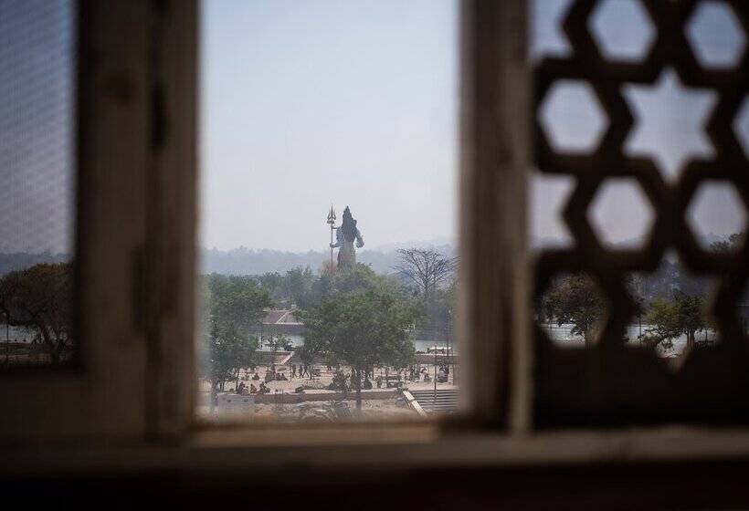 اتاق استاندارد, The Reverent Ganga
