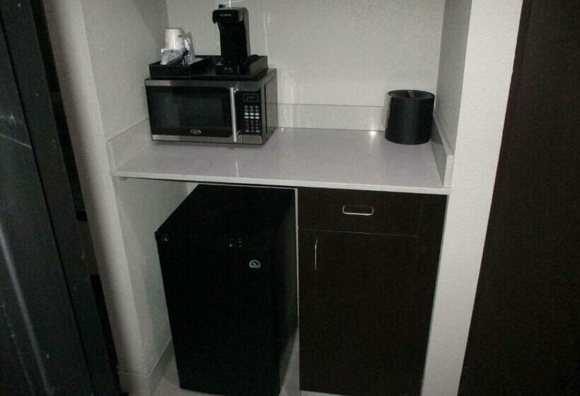 带大床的套房, Best Western Plus Mcpherson