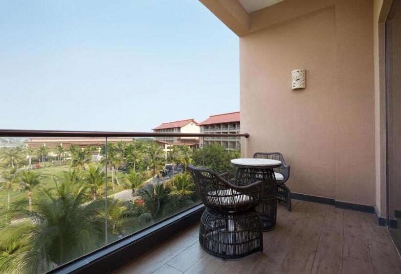 Номер Superior Вид на Сад, Sheraton Maoming Romantic Beach Resort