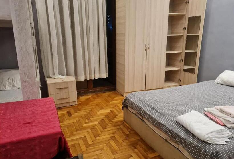 バルコニー付スタンダード４ベッドルーム, Merabi Guest House