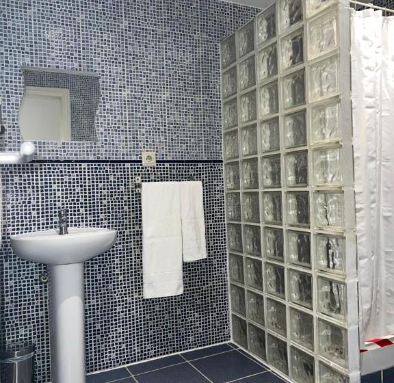 اتاق استاندارد یک تخته با سرویس بهداشتی مشترک, Hostal Abaaly