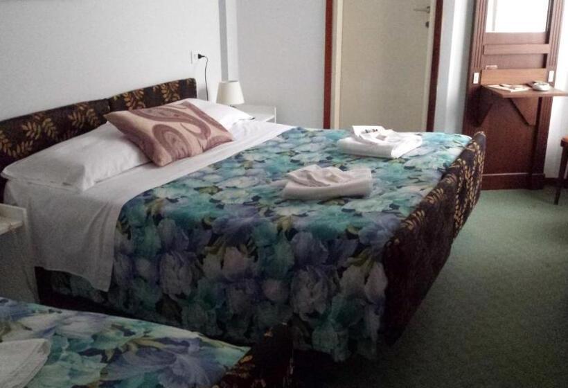 Economy Triple Room, Nouveau Mirabeau