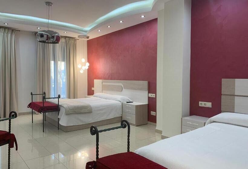 Номер Стандарт Трехместный, Hostal Poeta Machado