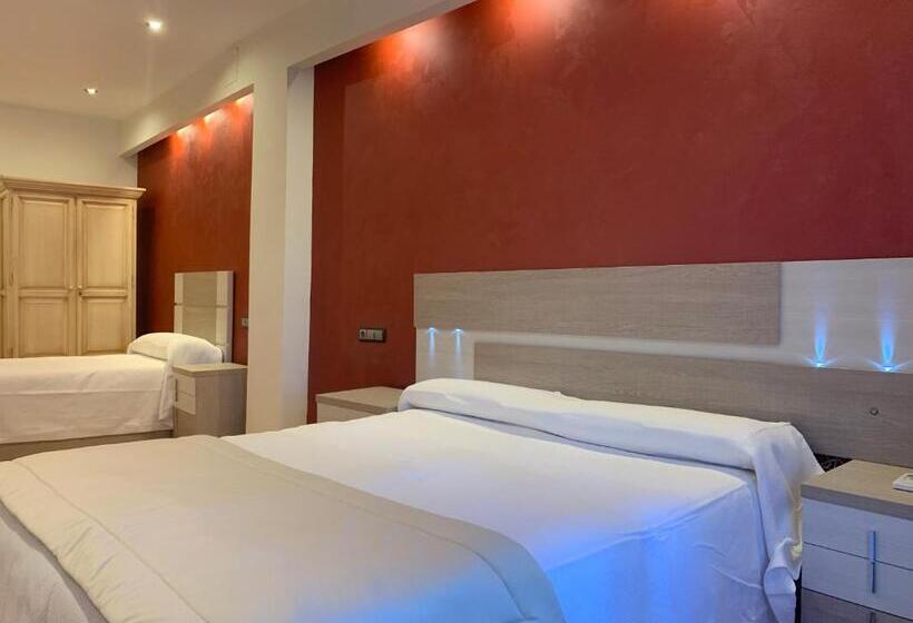 Четырехместный Номер Deluxe, Hostal Poeta Machado