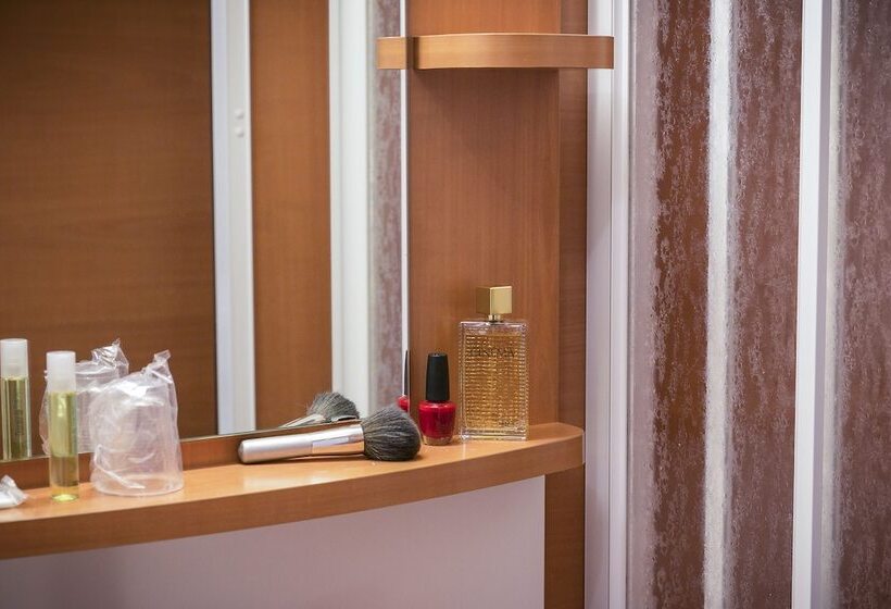 Номер Стандарт, Brit Hotel Rennes Le Castel