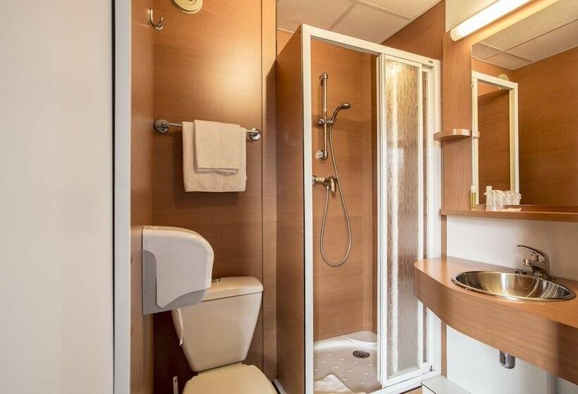 Номер Стандарт Трехместный, Brit Hotel Rennes Le Castel