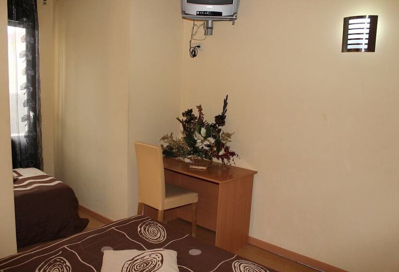 اتاق استاندارد سه نفره, Guest House Estrela