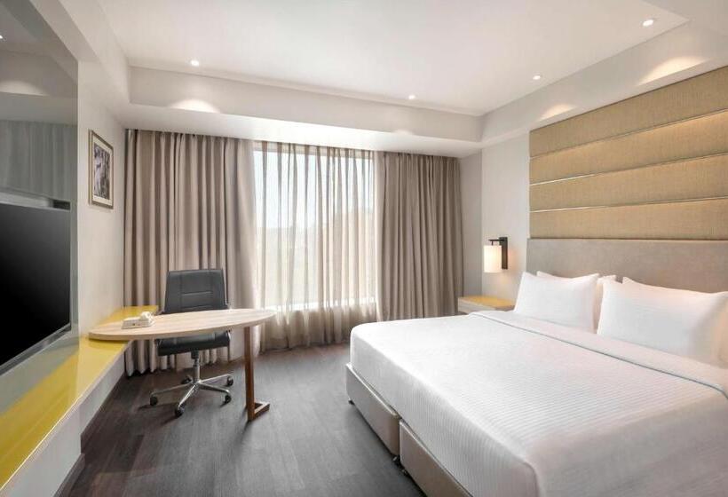 Номер Deluxe Кровать Кинг, Radisson Hotel Bareilly Airport