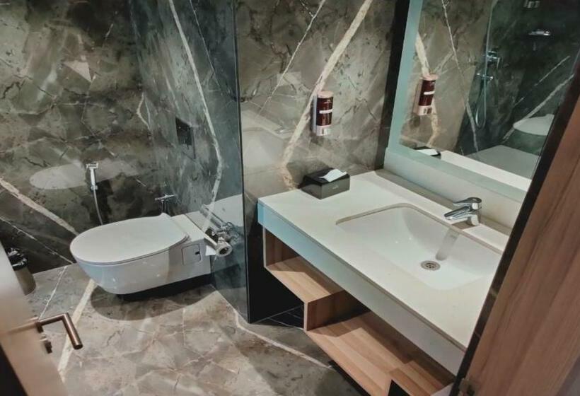 Номер Superior Кровать Кинг, Radisson Hotel Bareilly Airport