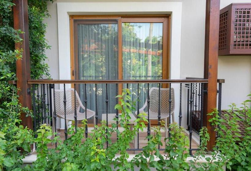 Трехместный Номер Стандарт с Балконом, West House Exclusive