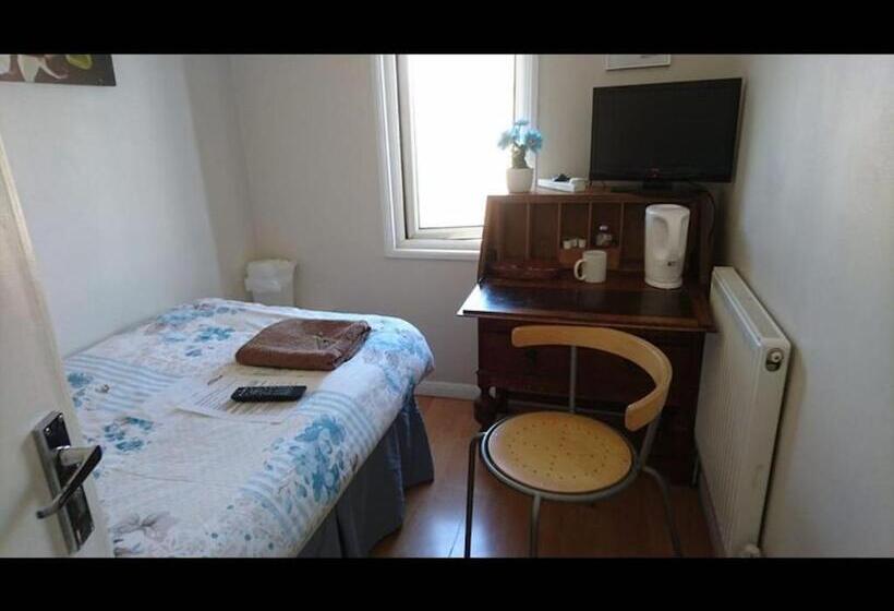 اتاق استاندارد یک نفره, Room In Guest Room   Tiny Single Shared Bathroom Room Ssbyr