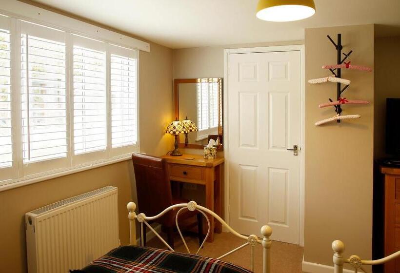Номер Стандарт, The Dog House, Penryn