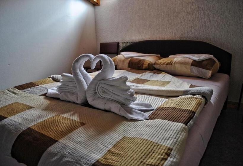 اتاق لوکس, Hostel Cuba