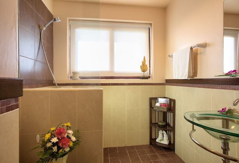 Вилла 3 Спальни с Бассейном, Sandalwood Luxury Villa Resort
