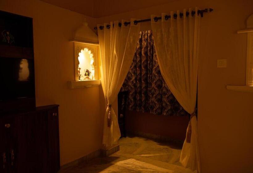 Superior room with lake view, Hostel Mantra