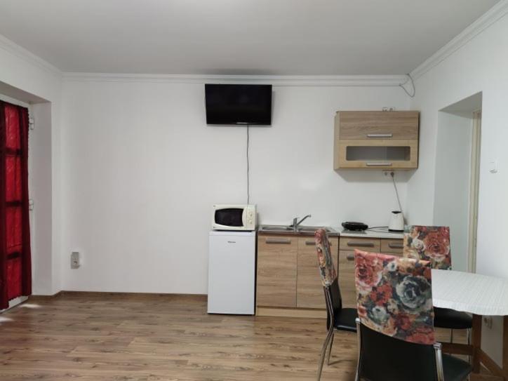 Студия Стандарт, Emese Apartman