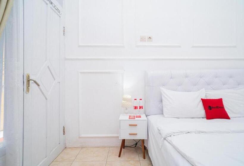 Стандартный Номер Кровать Кинг, Reddoorz Syariah At Aura Homestay