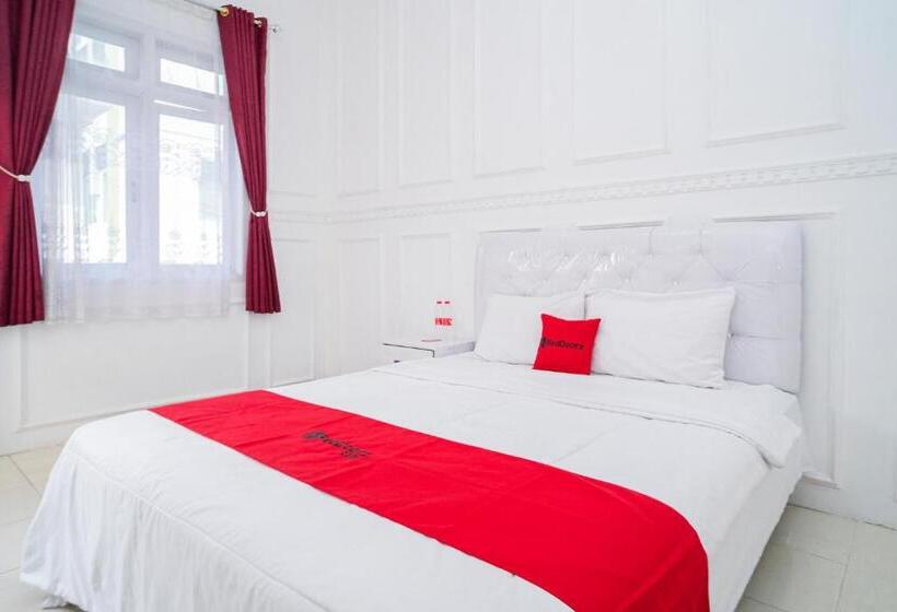 Стандартный Номер Кровать Кинг, Reddoorz Syariah At Aura Homestay