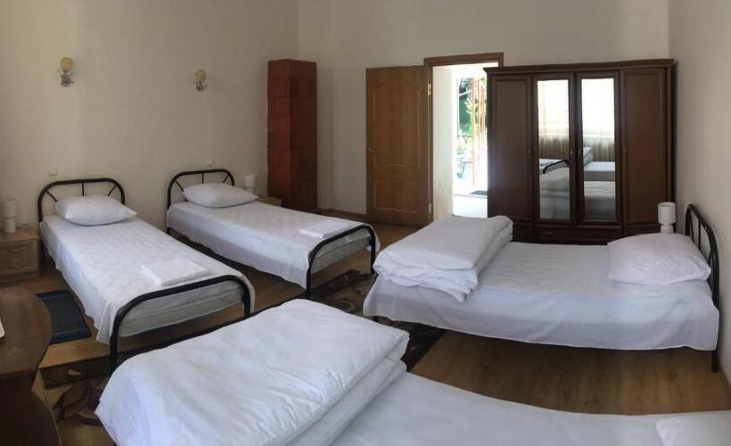 Camera Economy, Gelena гостьовий двір