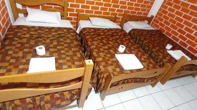 اتاق استاندارد سه تخته با سرویس بهداشتی مشترک, Andes Hostel