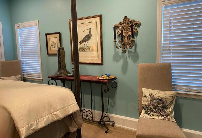Standard Szoba King Size Bed, The Birdnest Inn