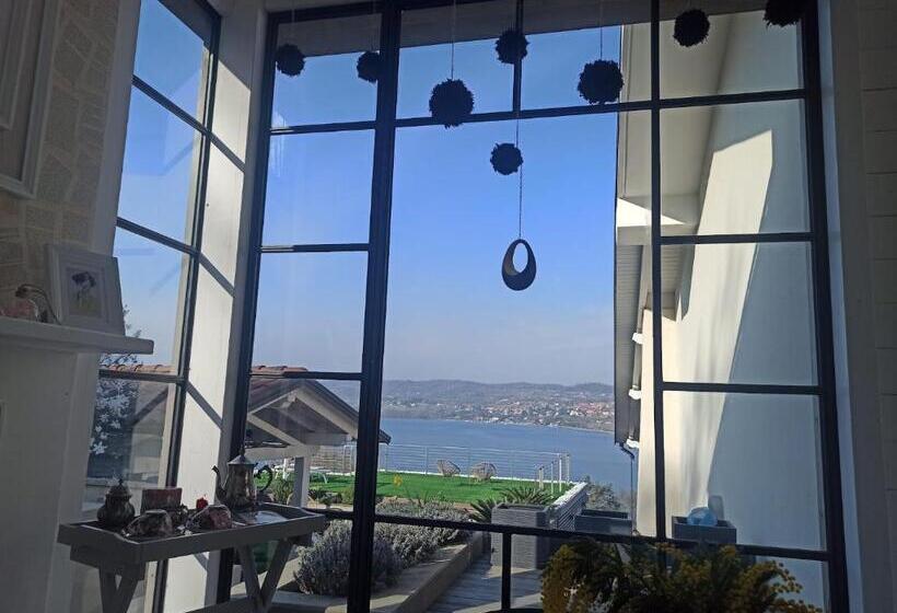 اتاق استاندارد با چشم‌انداز باغ, The Lake House