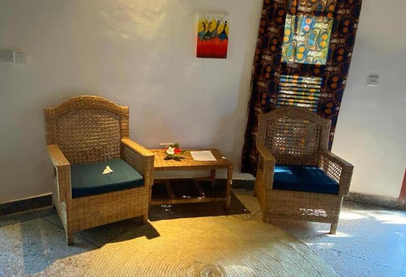 اتاق خانوادگی, Lala Land Lodge