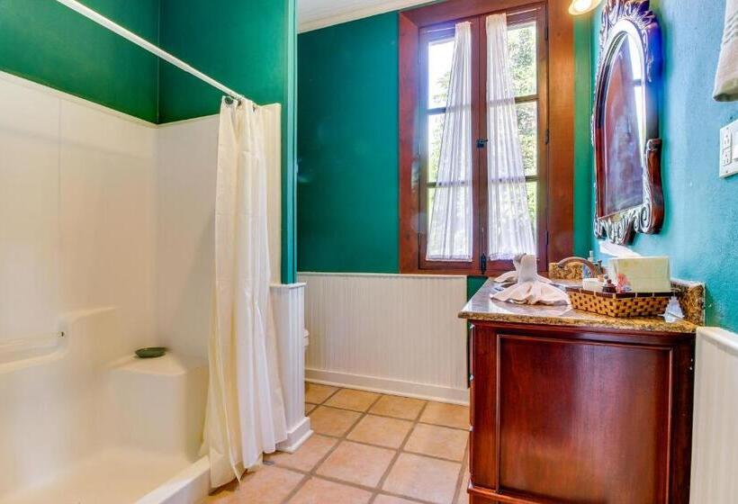 سوییت, Colonial Suite @ Mahogany Hall