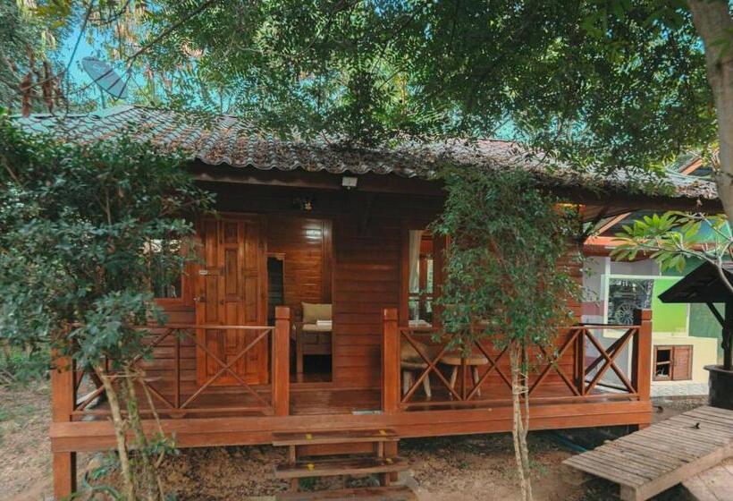 اتاق استاندارد سه تخته با بالکن, Denchai City Resort เด่นชัยซิตี้ รีสอร์ท