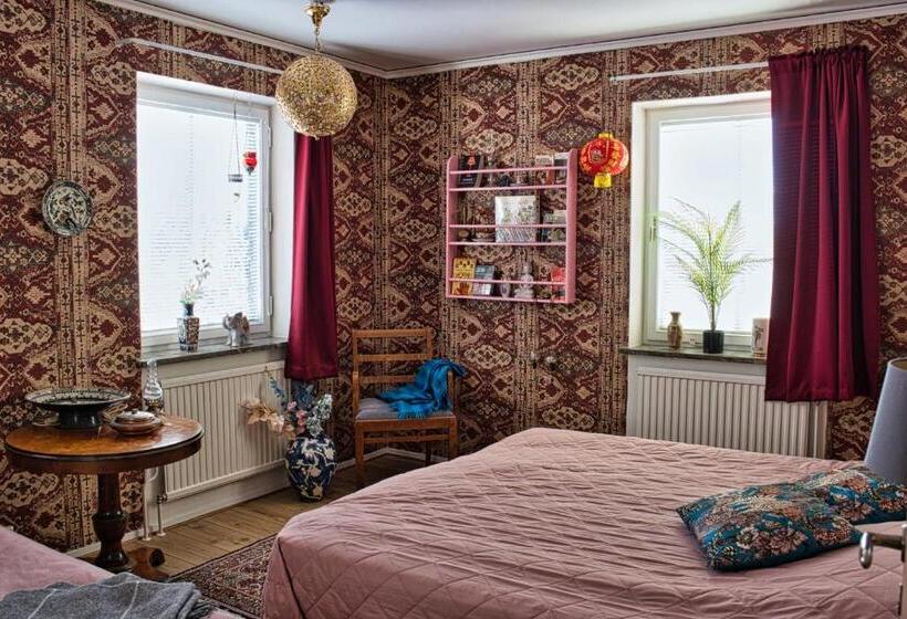 اتاق راحتی سه تخته, Bed And Books På österlens Gästhärbärge