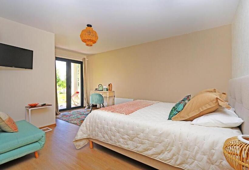 Люкс Вид на Бассейн, L Esprit Du Clain Chambres D Hôtes Bandb De Standing Proches Du Futuroscope Golf Et Lac De St Cyr