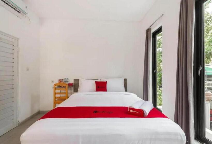 Номер Deluxe, Reddoorz Near Kaza Mall Surabaya