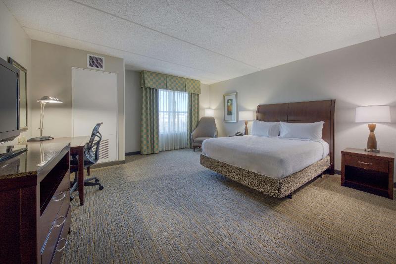 带大床的标准间, Hilton Garden Inn Durham Southpoint