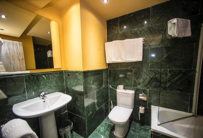 اتاق استاندارد سه تخته با بالکن, Boutique Hotel Castilla