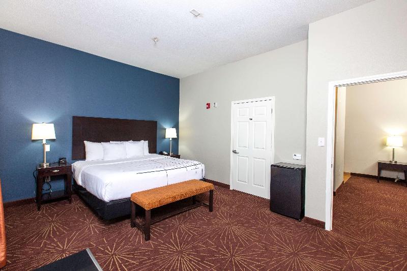 מיטת קינג בסוויטה, La Quinta By Wyndham Houston East At Normandy