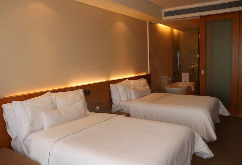 Номер Стандарт 2 Двуспальные Кровати, The Westin Mumbai Garden City