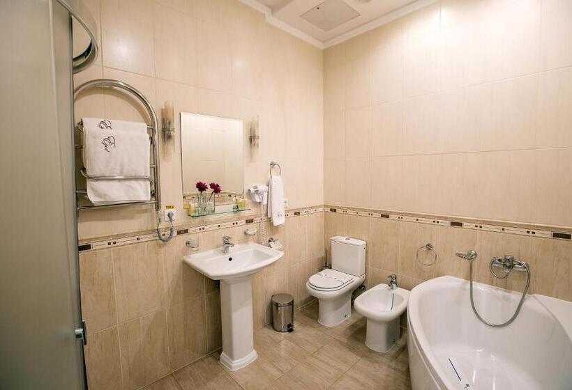 جناح جونيور, Edem Hotel Lviv