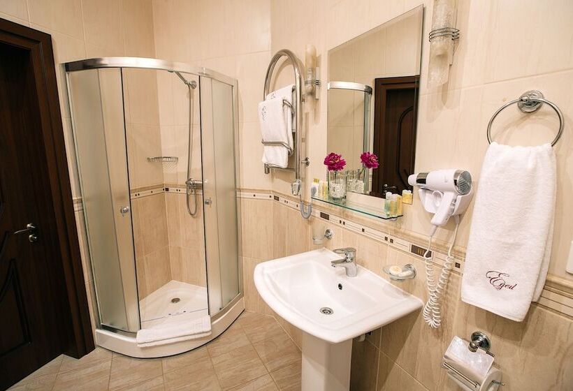 جناح جونيور, Edem Hotel Lviv