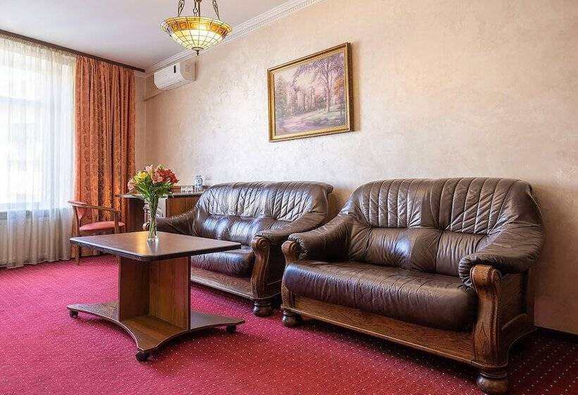 جناح جونيور, Edem Hotel Lviv