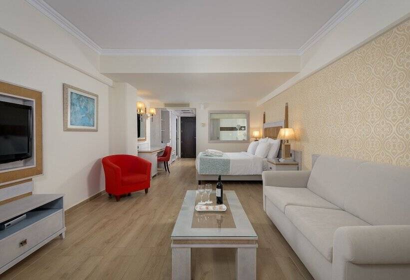 سوییت جونیور با چشم‌انداز دریا, La Marquise Luxury Resort Complex