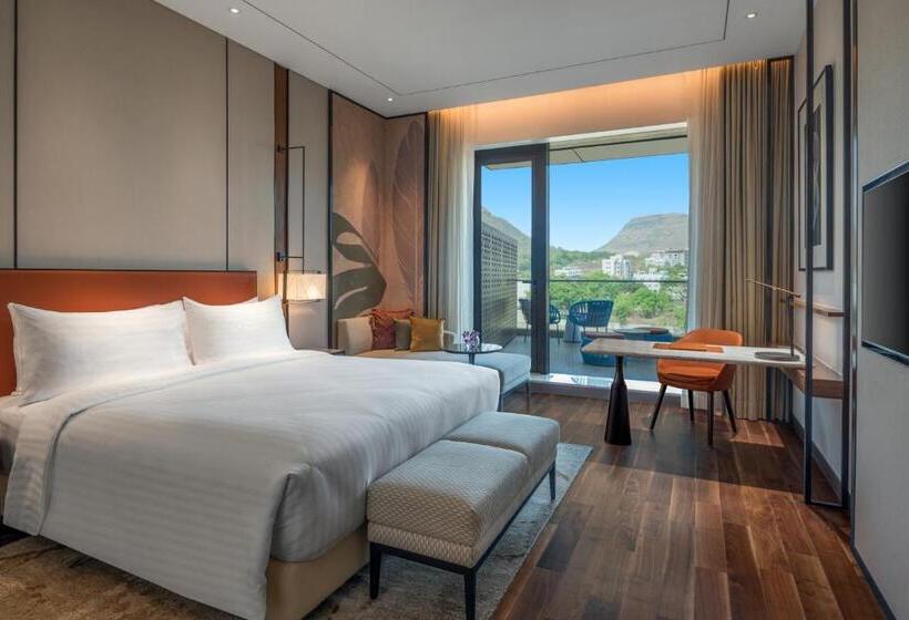 Номер Deluxe с Балконом, Radisson Blu Hotel & Spa, Nashik