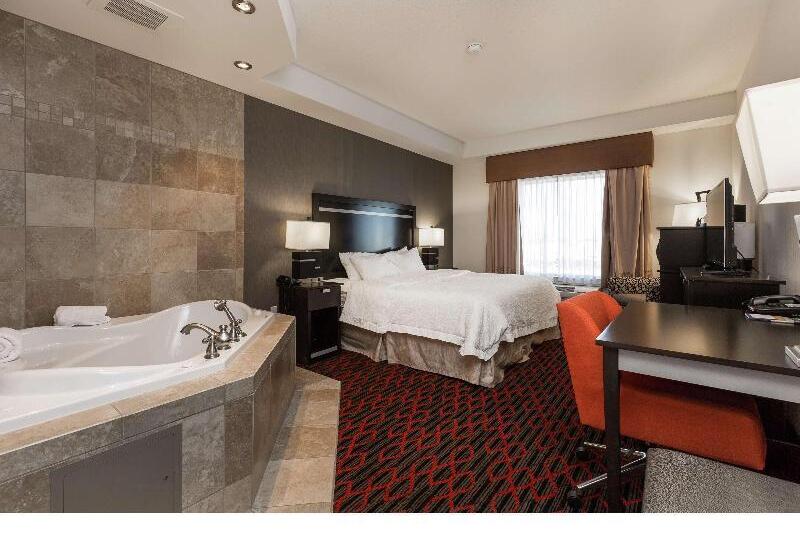 キングサイズベッドのスタンダードルーム, Hampton Inn & Suites By Hilton Lethbridge
