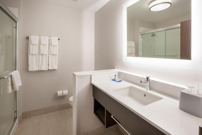 장애인을 위한 스위트, Holiday Inn Express Fresno River Park Highway 41, An Ihg